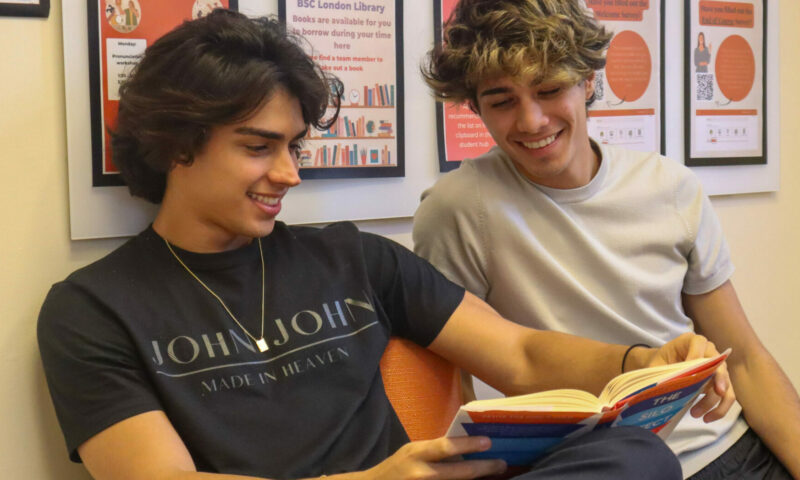 Estudantes em biblioteca